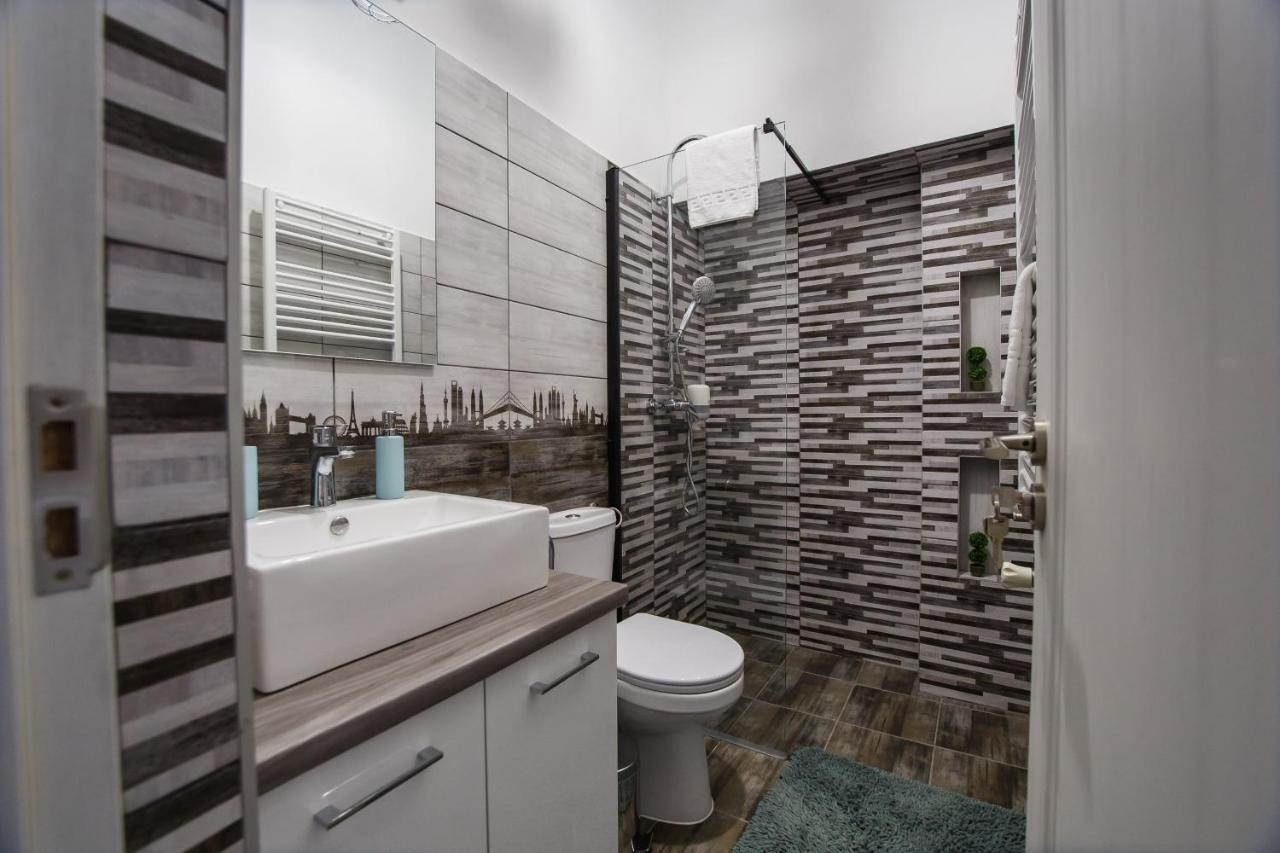 Stunning, Newly Renovated Central Apartment Oradea Buitenkant foto