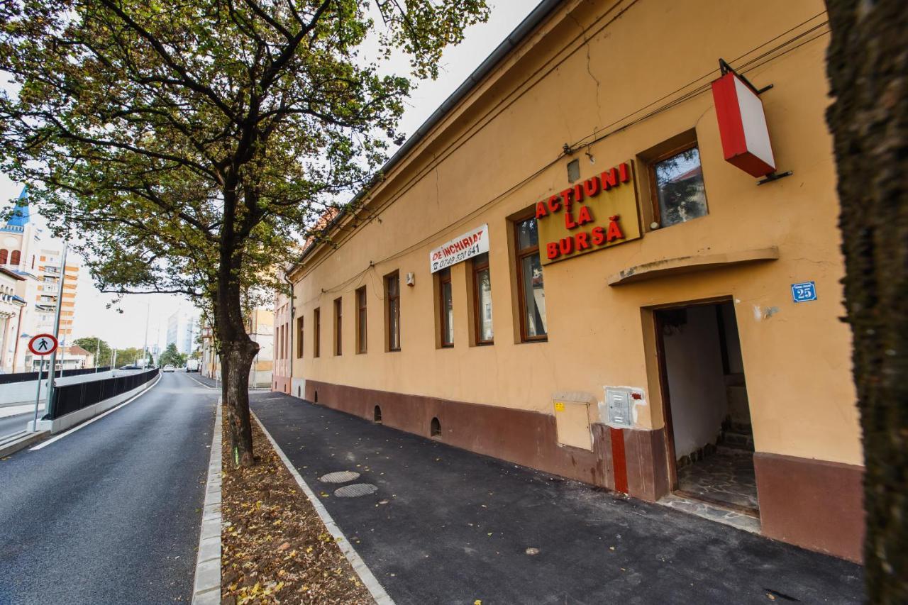 Stunning, Newly Renovated Central Apartment Oradea Buitenkant foto
