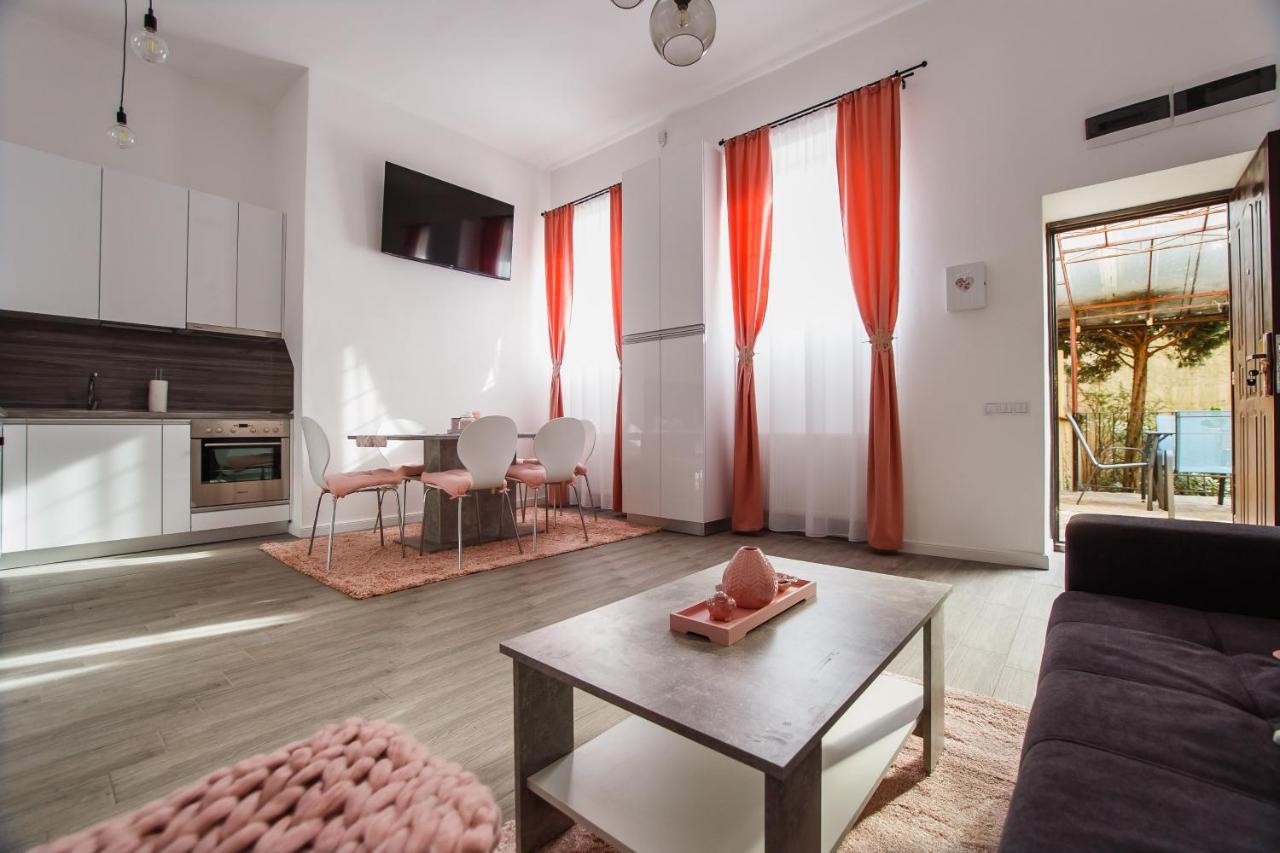 Stunning, Newly Renovated Central Apartment Oradea Buitenkant foto